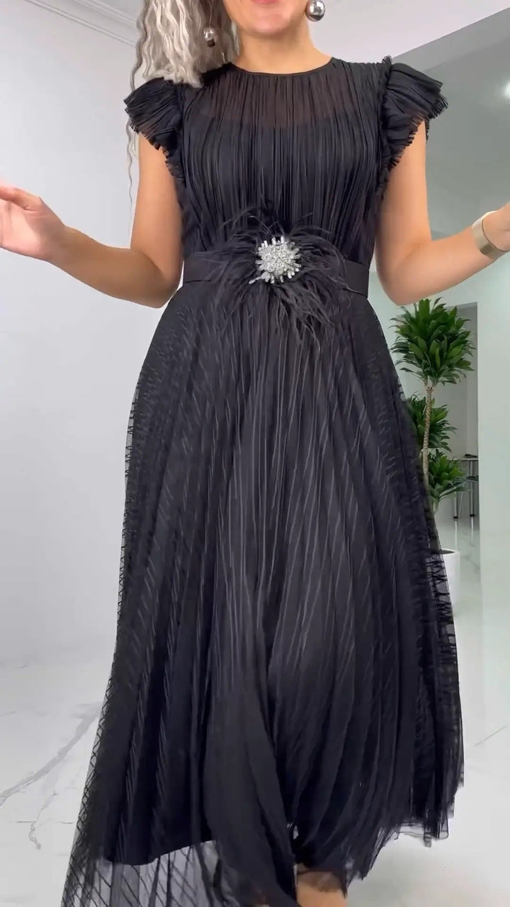 KEVI - PLISSIERTES MAXIKLEID MIT GÜRTEL