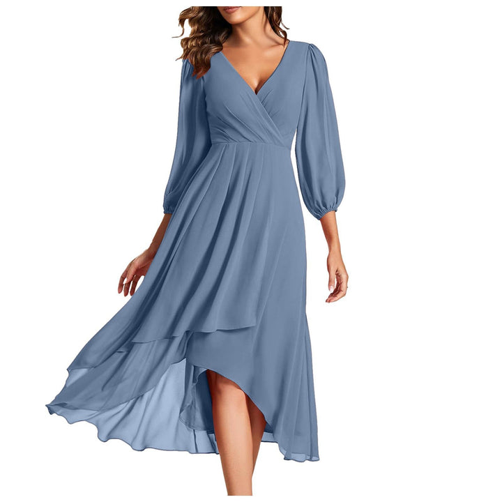 MIA – Luftiges Kleid mit V-Ausschnitt und besonderem Schnitt