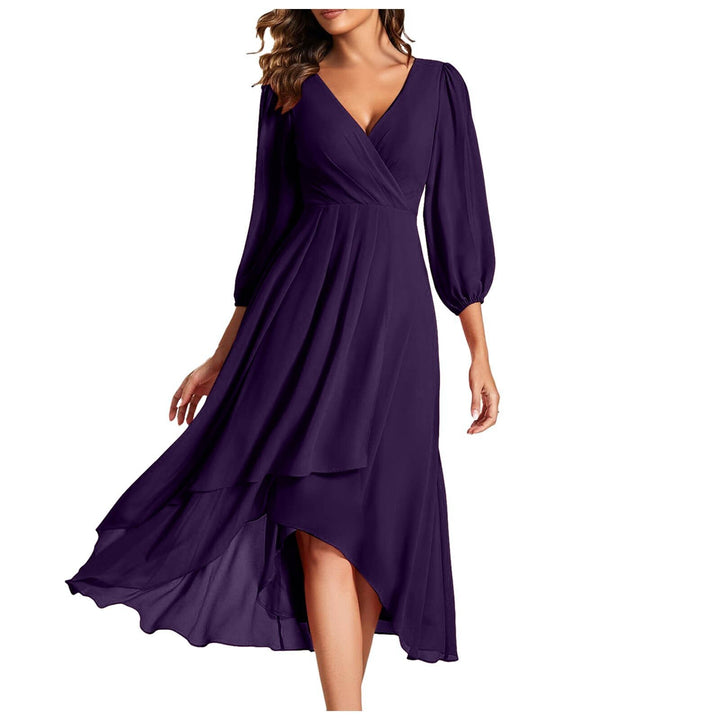 MIA – Luftiges Kleid mit V-Ausschnitt und besonderem Schnitt