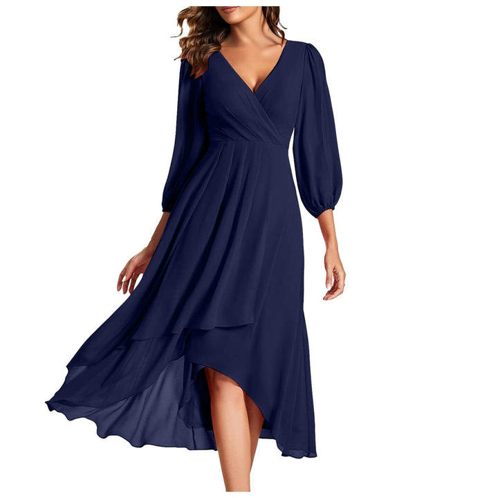 MIA – Luftiges Kleid mit V-Ausschnitt und besonderem Schnitt