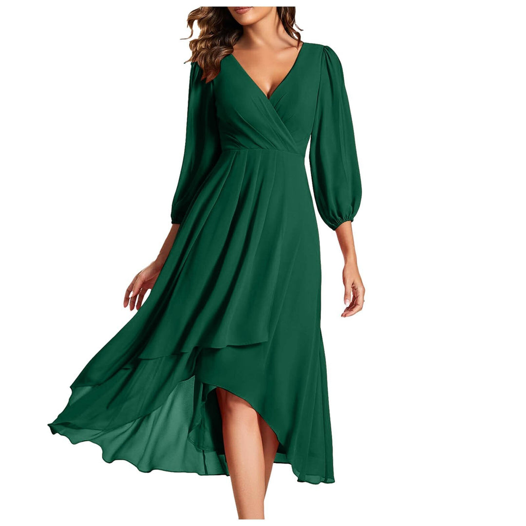 MIA – Luftiges Kleid mit V-Ausschnitt und besonderem Schnitt