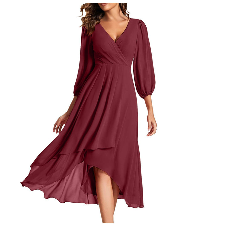 MIA – Luftiges Kleid mit V-Ausschnitt und besonderem Schnitt