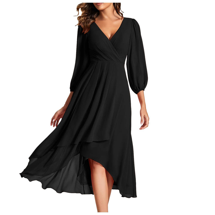 MIA – Luftiges Kleid mit V-Ausschnitt und besonderem Schnitt
