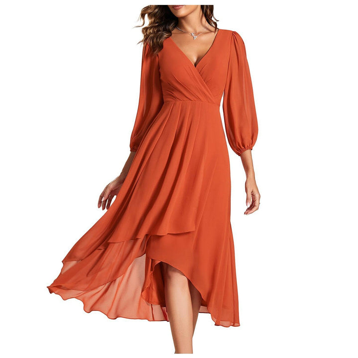 MIA – Luftiges Kleid mit V-Ausschnitt und besonderem Schnitt
